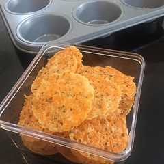 รูปของ Cheddar parmesan crisp keto