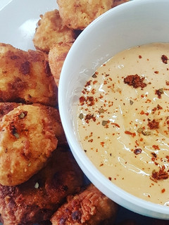 Una foto de Daditos de Merluza con salsa de ñora