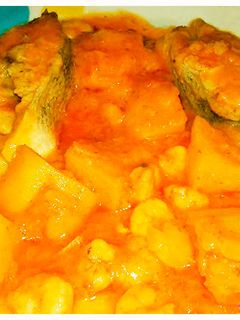 Una foto de Lubina guisada con patatas y gambas