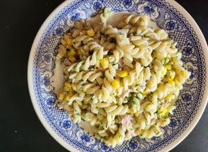 Una foto de Pastas a la crema con pesto y atún