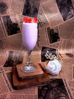 عکسی از دستور اسموتی گلابی و توت فرنگی با بستنی🍓🍐
