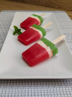 Una foto de Polos de sandía kiwi y yogur (helado)