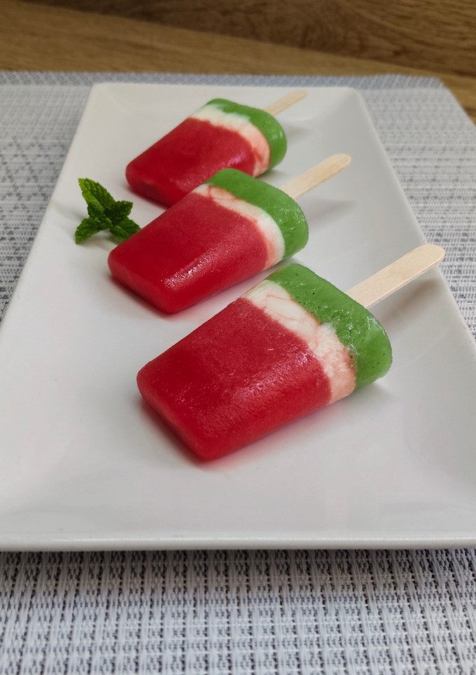 Una foto de Polos de sandía kiwi y yogur (helado)