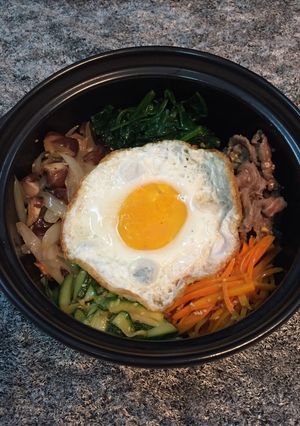 Hình của món Cơm trộn bibimbap.