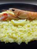 Risotto con succo di clementine, scampi e limone caramellato
