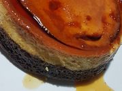 Una foto de chocoflan al horno con leche condensada