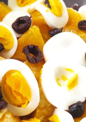 Una foto de Ensalada de garbanzos, naranja y huevo!!!