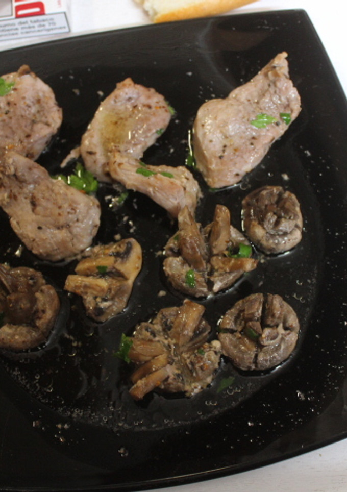 Una foto de Solomillo al horno con champiñones
