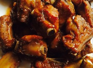 Hình của món Sườn kho chua ngọt.