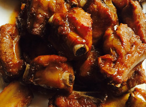 Hình của món Sườn kho chua ngọt.