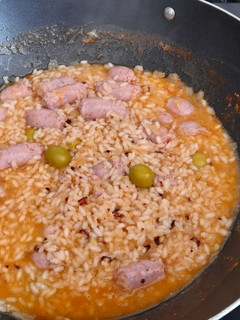 Una foto de Arroz con salchichas