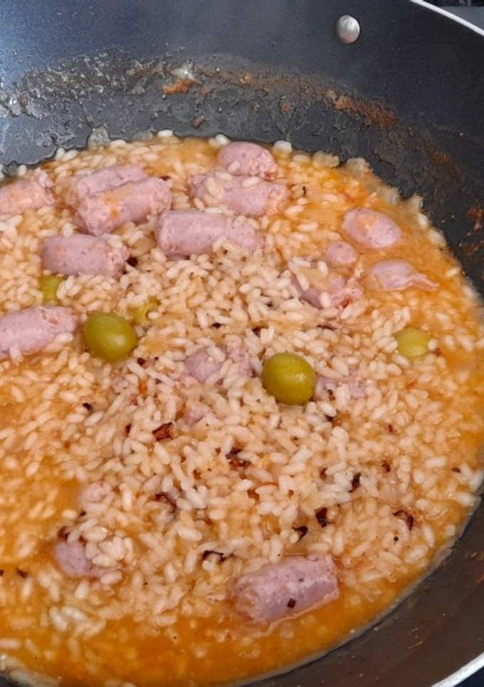 Una foto de Arroz con salchichas