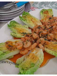 Una foto de Cogollos de lechuga con gambas al pil pil