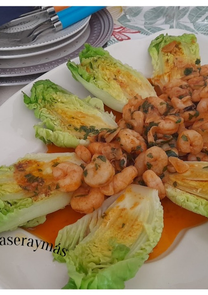 Una foto de Cogollos de lechuga con gambas al pil pil