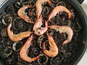 Una foto de arroz con calamares en su tinta