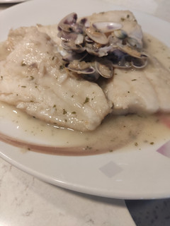 Una foto de Merluza con coquinas en salsa verde