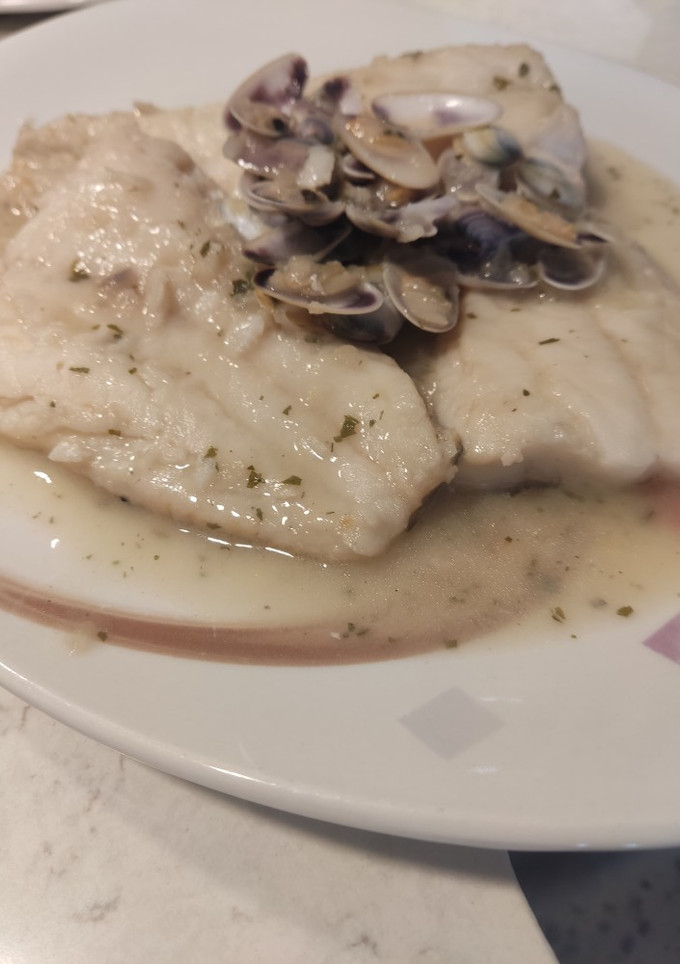 Una foto de Merluza con coquinas en salsa verde