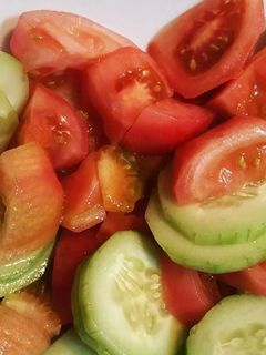 Una foto de Picadillo de tomate y pepino