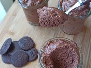 Une photo de mousse au chocolat légère