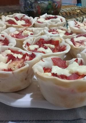 Una foto de Canastitas de cebolla, remolacha y queso