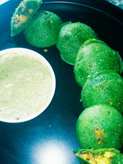 रवा पालक इडली (rava palak idli recipe in hindi) रेसिपी मुख्य फोटो