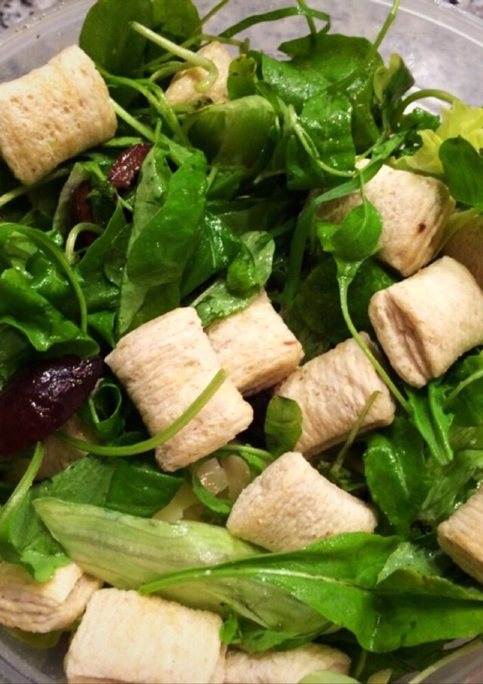 Una foto de Ensalada saludable de rúcula, aceitunas, croutons, queso y huevo