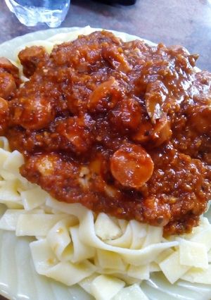 Una foto de Fideos con salsa y salchichas