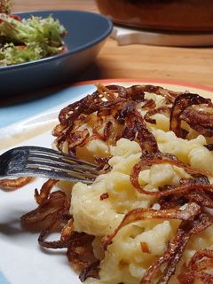 Käsespätzle mit Salat Rezepthauptbild