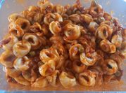 Una foto de salsa para tortellini de carne