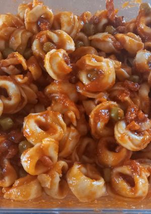 Una foto de 296. Tortellinis de carne con guisantes y bacon