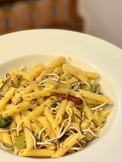 Una foto de Pasta con brócoli, gulas y nueces con un toque picante
