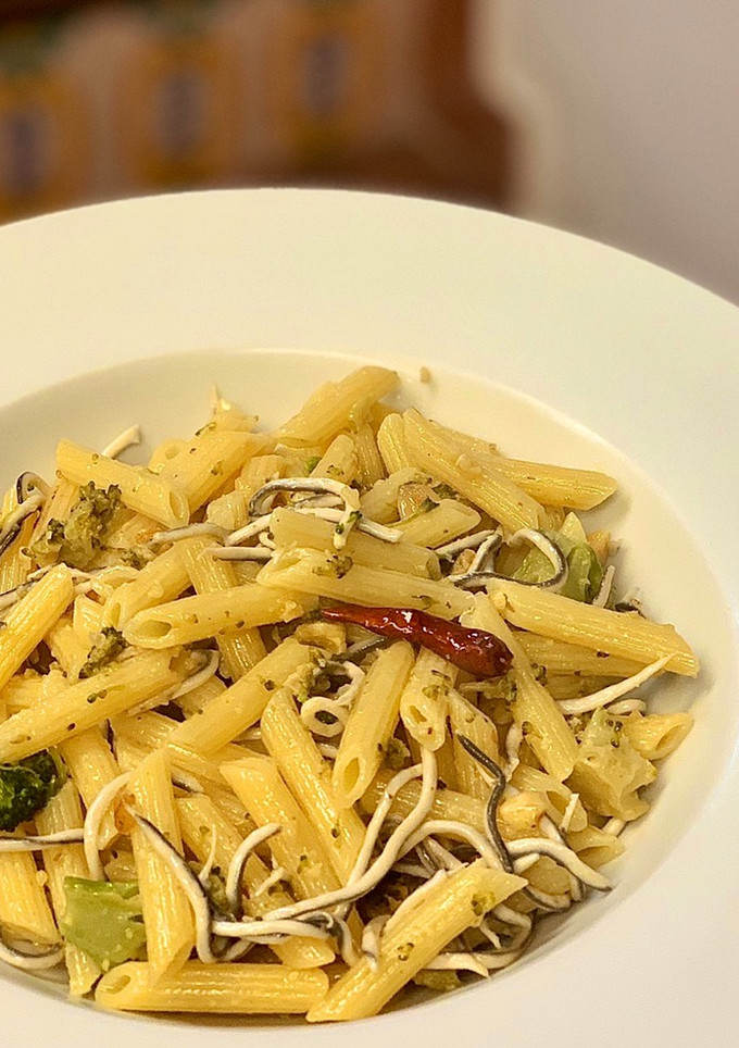 Una foto de Pasta con brócoli, gulas y nueces con un toque picante