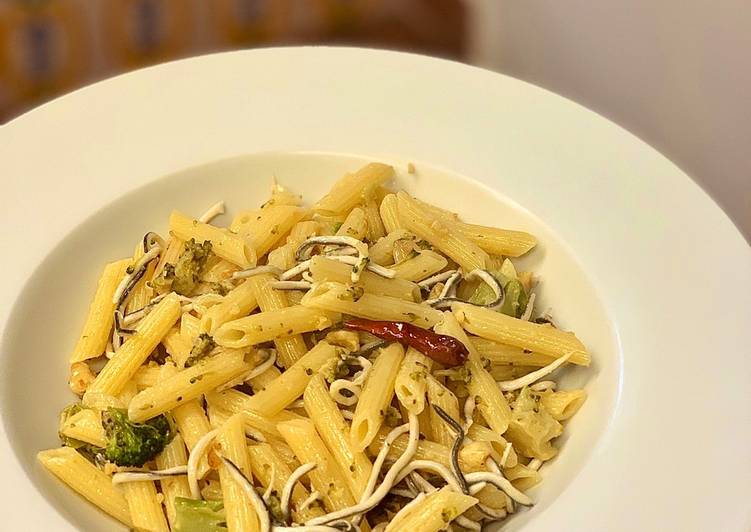 Pasta con brócoli, gulas y nueces con un toque picante