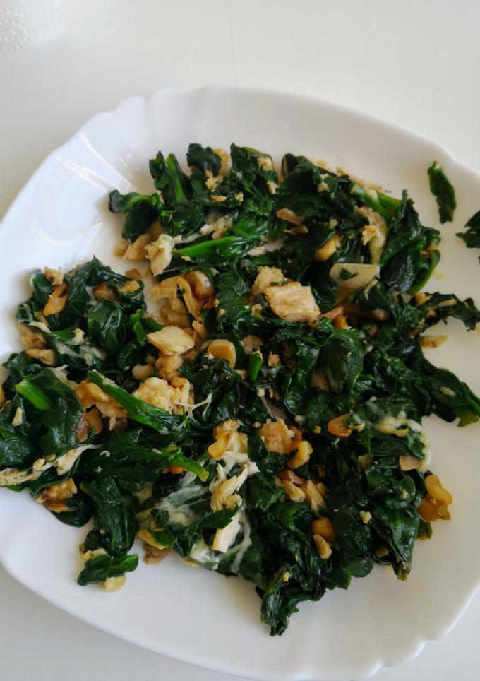 Una foto de Espinacas con nueces, bonito y queso rallado