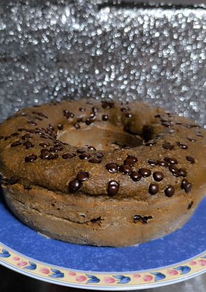 Una foto de Keke de café ☕ harina de avena, con panela y chispas de chocolate 🍫