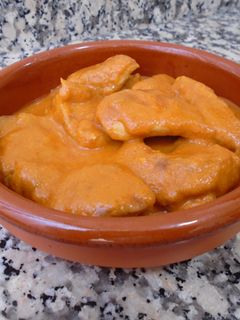 Una foto de Butter chicken o pollo con salsa de mantequilla