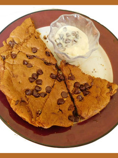 சாக்லேட் சிப்ஸ் பீட்ஸா (CHOCOLATE chips PIZZA recipe in tamil) செய்முறை முக்கிய புகைப்படம்
