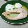 Salmón con huevos poche'