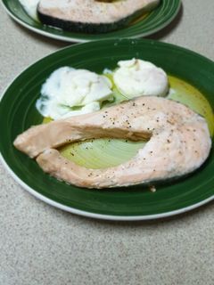 Una foto de Salmón con huevos poche'