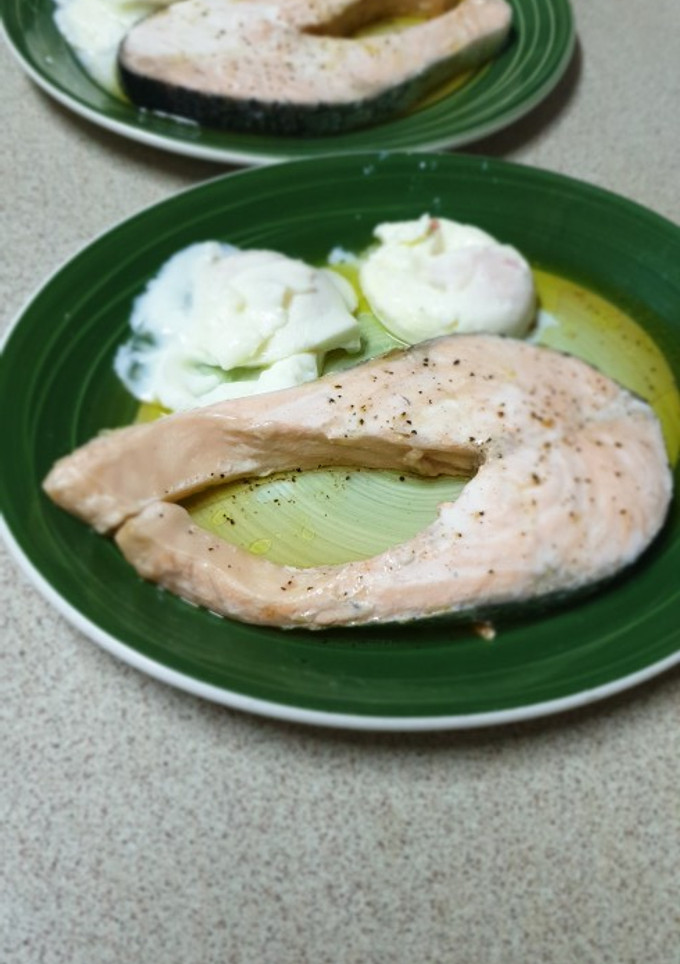 Una foto de Salmón con huevos poche'