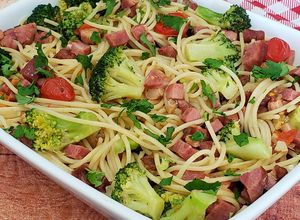 Foto de Macarrão com Brócolis Bacon e Calabresa