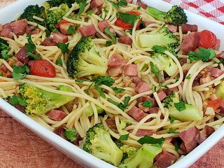 Macarrão com Brócolis Bacon e Calabresa