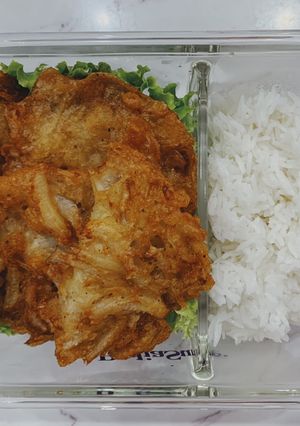 Hình của món Lunch Box: Cá Cơm Lăn Bột Chiên Giòn.