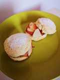 Scones dulces rellenos de mermelada y fruta