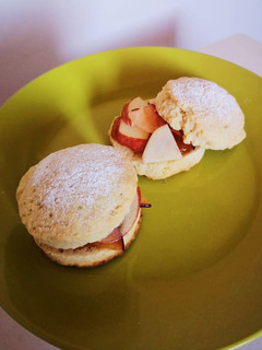 Una foto de Scones dulces rellenos de mermelada y fruta