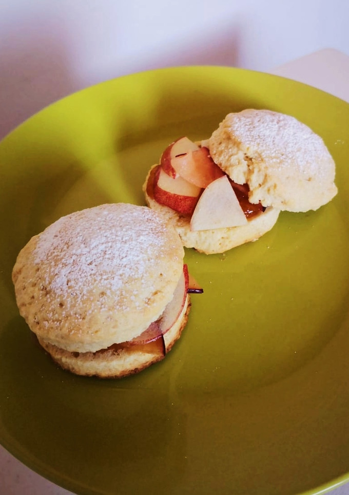 Una foto de Scones dulces rellenos de mermelada y fruta