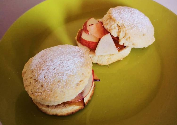 Scones dulces rellenos de mermelada y fruta