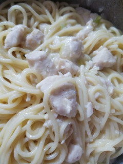 Una foto de Pastas con pollo en salsa blanca con cebolla larga