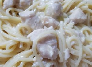 Una foto de Pastas con pollo en salsa blanca con cebolla larga