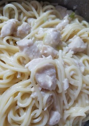 Una foto de Pastas con pollo en salsa blanca con cebolla larga